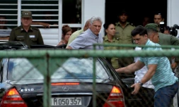Le président cubain Miguel Diaz-Canel arrive à l'Institut de médecine légale pour rencontrer des parents des victimes de crash, à La Havane le 19 mai 2018