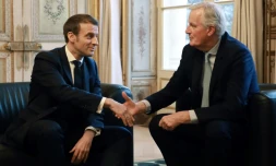 Emmanuel Macron (g) avec Michel Barnier (d), alors  Négociateur en chef de l'Union européenne chargé de la préparation des relations futures avec le Royaume-Uni, à l'Elysée le 31 janvier 2020