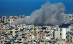Panaches de fumée au-dessus de la banlieue sud de Beyrouth aprÚs des frappes israéliennes, le 30 mars 2026