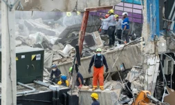Des équpes de secours sur le site de l'effondrement du toit d'une discothèque à Saint-Domingue, le 9 avril 2025 en République dominicaine