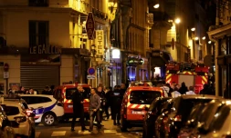 Les policiers et les sapeurs pompiers dans une rue bloquée après l'attaque au couteau qui a fait un mort, dont l'assaillant, et plusieurs blessés, à Paris le 12 mai 2018