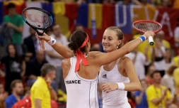 Caroline Garcia (g) et Kristina Mladenovic offrent le point de la victoire Ă la France lors du double contre la Roumanie en demi-finale de Fed Cup, le 21 avril 2019 Ă Rouen