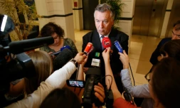 Le médiateur Francis Amand s'adresse aux journalistes aprÚs les négociations entre les représentants des producteurs de lait et ceux du groupe agro-alimentaire Lactalis, à l a Maison du Lait à Paris le 25 août 2016