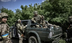 Des soldats ukrainiens s'apprêtent à partir pour le front près de Lyssytchansk, dans l'est de l'Ukraine, le 23 mai 2022