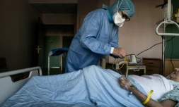 Un malade du Covid est traité le 6 novembre 2020 à l'hôpital  Privé de la Loire, à Saint-Etienne