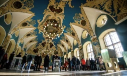 Dans un bureau de vote installé dans la gare Kazansky de Moscou, le 18 mars 2018