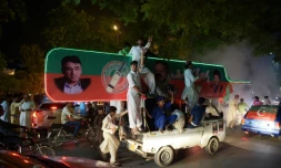 Des partisans de l'ancien champion de cricket Imran Khan, chef du Pakistan Tehreek-e-Insaf (PTI) manifestent leur joie dans une rue d'Islamabad le 25 juillet 2018