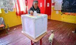 Une électrice vote au premier tour de la présidentielle dans le village de Popesti, le 4 mai 2025 en Roumanie
