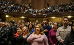 Des milliers de personnes réunies au Soldiers and Sailors Memorial Hall de Pittsburg, pour rendre hommage aux victimes de l'attaque de la synagogue "Tree of Life", à Pittsburg, le 28 octobre 2018