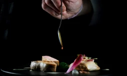 Un chef prépare un plat dans le restaurant "La Pyramide" à Vienne, en Isère, le 20 mars 2025