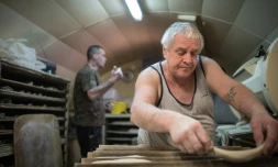Michel Flamant (d) et Jérôme Aucant travaillent dans leur boulangerie, le 23 mars 2016 à Dole, dans le Jura