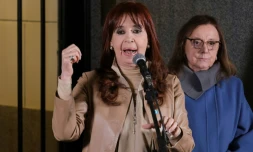 L'ancienne présidente Cristina Kirchner s'adresse à ses partisans aux côtés de la sénatrice Alicia Kirchner au siège du Parti justicialiste à Buenos Aires, le 10 juin 2025 en Argentine
