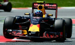 Le Néerlandais Max Verstappen au volant de sa Red Bull lors du  GP d'Espagne de F1, sur le circuit de Montmelo prÚs de Barcelone, le 15 mai 2016