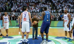 Le président philippin donne le coup d'envoi du match entre la France et les Philippines, au Tournoi de qualification olympique, à Manille le 5 juillet 2016