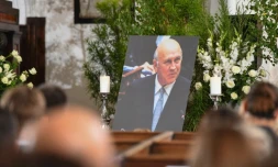 Un portrait de l'ancien président sud-africain Frederik de Klerk dans l'église Groote Kerk du Cap, le 12 décembre 2021
