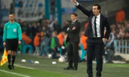 L'entraîneur du PSG Unai Emery (d) donne des instructions lors du "Clasico" contre l'Olympique de Marseille au Vélodrome, le 26 février 2017