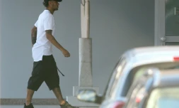 La star brésilienne Neymar Jr à son arrivée à l'aéroport de Porto, quelques heures après son départ de Barcelone, le 2 août 2017