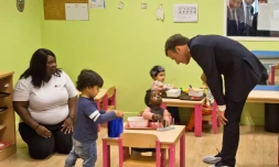 Le président Emmanuel Macron dans une crèche de Gennevilliers au nord de Paris, le 17 octobre 2017