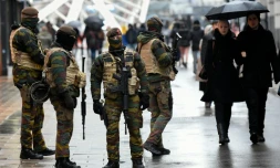 Des soldats patrouillent dans une rue commerçante de Bruxelles le 21 novembre 2015