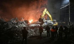 Des pompiers s'affairent dans les ruines d'un immeuble détruit par un raid aérien russe à Kharkiv, en Ukraine, le 2 janvier 2026 