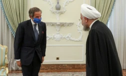 Photo fournie par la présidence iranienne le 26 août 2020 du président Hassan Rouhani (d) accueillant le directeur de l'AIEA Rafael Mariano à Téhéran