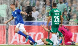 L'attaquant de Strasbourg Ludovic Ajorque (g) ouvre la marque sur le terrain du Maccabi Haïfa au 2e tour préliminaire retour de la Ligue Europa, le 1er août 2019