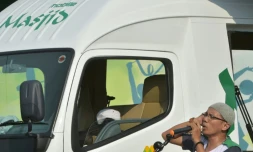 Un fidèle appelle à la prière, depuis la mosquée mobile qui sillonne les rues de Jakarta, le 28 juin 2016