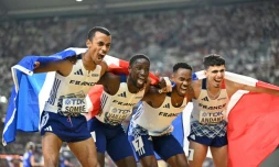 L'équipe de France de relais 4x400 m masculin (de gauche à droite) David Sombé, Ludvy Vaillant, Gilles Biron, and Téo Andant célÚbre avec le drapeau français la médaille d'argent décrochée lors des Championnats du monde d'athlétisme à Budapest le 27 août 2023