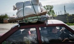 Des Ukrainiens évacués de la ville de Lyman arrivent en voiture à Raihorodok, le 2 mai 2022
