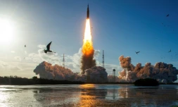 Décollage de la fusée de la mission Artémis 2 emmenant trois astronautes Américains et un Canadien autour de la Lune, au Kennedy Space Center à Cap Canaveral, en Floride, le 1er avril 2026