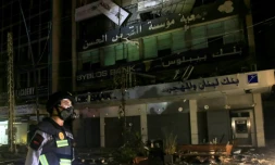 Un membre des secours libanais sur le site d'une frappe israélienne à Sidon, au Liban, le 26 novembre 2024