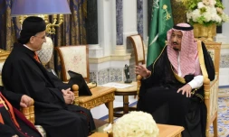 Le patriarche maronite libanais Bechara Rai (G) rencontre le roi Salmane d'Arabie saoudite (D) lors de sa visite à Ryad, le 14 novembre 2017