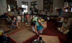 Des femmes déplacées par les combats entre l'armée birmane et l'Armée de l'indépendance kachin (KIA) installées dans un abri sur le terrain d'un monastère à Mandalay, le 16 septembre 2025 en Birmanie