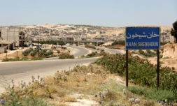 Un panneau à l'entrée de la localité de Khan Cheikhoun, le 12 juillet 2017, où l'armée syrienne est soupçonnée d'avoir mené une attaque chimique meurtrière en avril