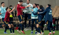 L'attaquant espagnol Alvaro Morata est félicité par ses coéquipiers, après avoir marqué l'unique but de la victoire face à la Suède, lors des éliminatoires du Mondial-2022 au Qatar, le 14 novembre 2021 à Séville