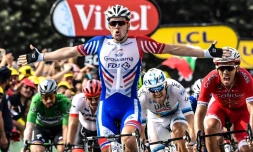 Le Français Arnaud Démare remporte au sprint la 18e étape du Tour de France, le 26 juillet 2018 à Pau 