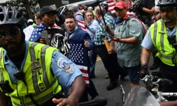Jason Kessler, drapeau à la main lors de la manifestation néo-nazie qu'il a organisée le 12 août 2018 à Washington