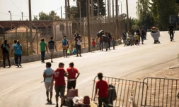 Des migrants entrent le 16 septembre dans un nouveau camp aménagé sur l'ßle grecque de Lesbos aprÚs l'incendie du camp de Moria