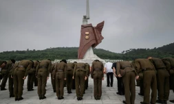 Des militaires de l'armée nord-coréenne se recueillent devant le monument de la Grande guerre de libération de la mère patrie, nom donné par la Corée du Nord à la guerre de Corée, à Pyongyang, le 27 juillet 2018, pour le 65e anniversaire de l'armistice.