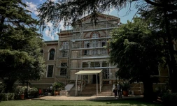 Un échafaudage sur la façade  du séminaire de Halki, ouvert au milieu du XIXe siècle, qui fut la principale école de théologie de l'Église orthodoxe orientale jusqu'à sa fermeture en 1971, le 2 juillet 2026 à Heybeliada, au large d'Istanbul