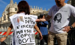 Une femme porte un T-shirt avec une photo du pape François et la mention "Il a dit qu'elle est au paradis, mais où est son corps?", en référence à Emanuela Orlandi, une adolescente disparue en 1983, lors d'un rassemblement au vatican le 11 juillet 2019 