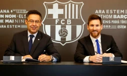 Lionel Messi avec le président du Barça Josep Maria Bartomeu, lors du renouvellement du contrat de la star, le 25 novembre 2017 au Camp Nou