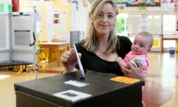 Une électrice dépose son bulletin dans l'urne à Athlone, en Irlande, lors du référendum sur l'avortement le 25 mai 2018