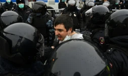 La police russe arrête un manifestant soutenant l'opposant Alexeï Navalny lors d'un rassemblement à Moscou le samedi 23 janvier 2021