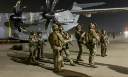 Des soldats français montent la garde près d'un avion militaire à l'aéroport de Kaboul le 17 août 2021