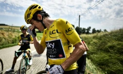Le maillot jaune du Tour de France Geraint Thomas les yeux en larmes après des jets de gaz lacrymogène au passage du peloton, lors de la 16e étape, le 24 juillet 2018 entre Carcassonne et Bagnères-de-Luchon