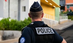 Un policier en faction devant le centre de détention de Basse-Terre, en Guadeloupe, le 7 décembre 2025