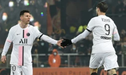 Mauro Icardi félicité par son compatriote argentin Lionel Messi(R) après son égalisation à Lorient en L1 le 22 décembre 2021