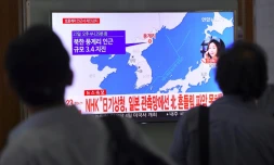 Un écran dans une gare de Séoul montre la localisation de l'épicentre du séisme, le 23 septembre 2017