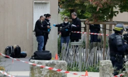 Des policiers sur les lieux où deux frères ont été grièvement blessés dans la cité de la Grande Borne à Grigny, dans l'Essonne, le 5 octobre 2017